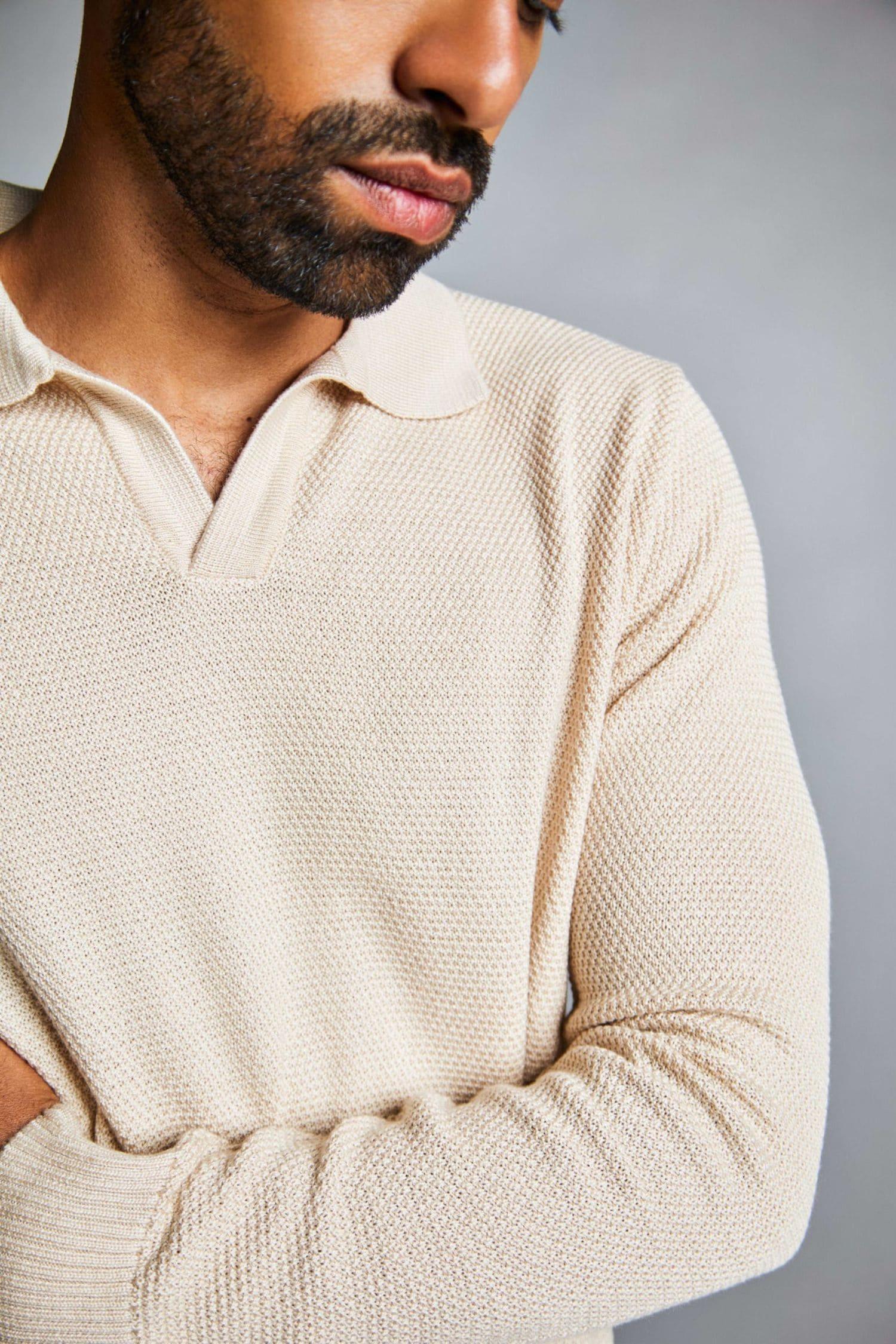 Hombre con suéter tejido de punto beige para hombre, detalle de textura y cuello camisero
